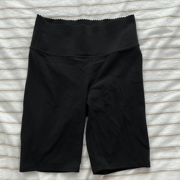 H&M Shaping Black Biker Shorts Size Medium Black - Picture 2 of 2